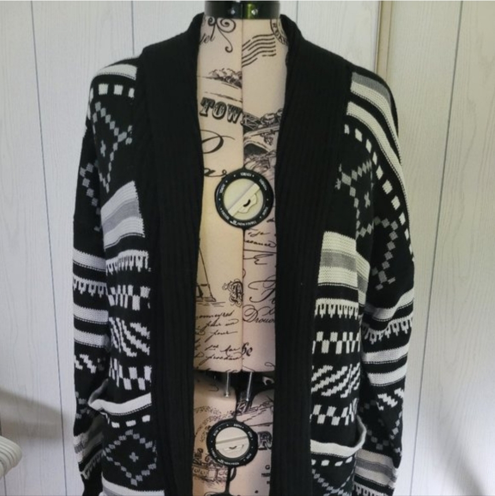 ALFRED SUNG Black and White Geometric Cardigan